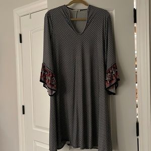 Back& white 3/4 sleeve. Sleeve have red, white and black